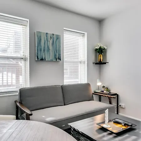 Welcome To West Town! 2 Bedrooms And Pet Friendly Apts Apartment Chicago