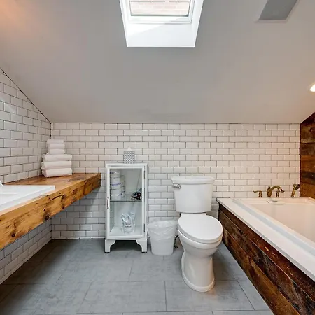 Floor In The Heart Of West Town! Perfect For Any Group And Pet Friendly! Apts Apartment