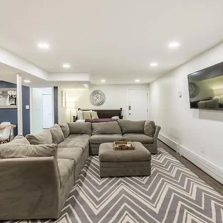 Adults Only - Walk To The United Center! Modern Touches Surround - Check Out The Open Staircase! Apts Apartment Chicago