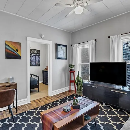 Pet Friendly! Charming And Perfectly Located - This 1-bedroom Beauty Is Perfect For You And Your Pooch! Chicago