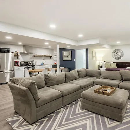 Adults Only - Walk To The United Center! Modern Touches Surround - Check Out The Open Staircase! Apts