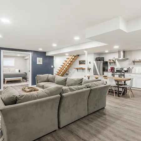 Adults Only - Walk To The United Center! Modern Touches Surround - Check Out The Open Staircase! Apts