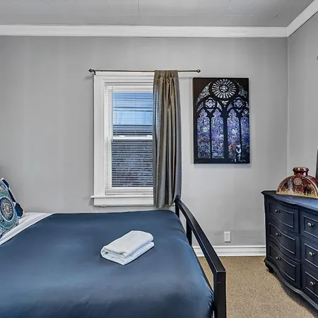 Apartment Pet Friendly! Charming And Perfectly Located - This 1-bedroom Beauty Is Perfect For You And Your Pooch! *