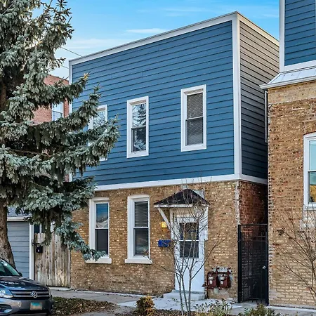 Pet Friendly! Charming And Perfectly Located - This 1-bedroom Beauty Is Perfect For You And Your Pooch! Apartment Chicago