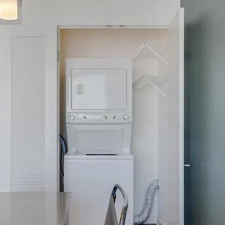 Landing - Modern With Amazing Amenities Chicago