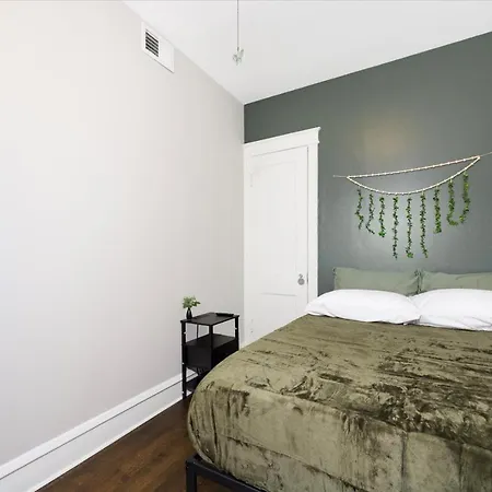 Tropical - 3 Bedrooms * Chicago