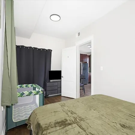 Tropical - 3 Bedrooms Apartment Chicago