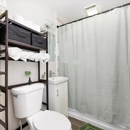 Tropical - 3 Bedrooms Chicago