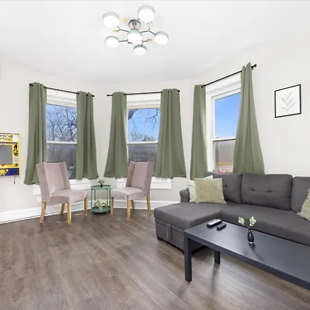 Tropical - 3 Bedrooms Chicago