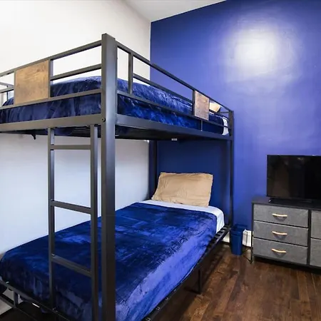 Large 3 Bedroom 12 Minutes To Downtown - Games *