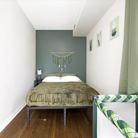 Tropical - 3 Bedrooms Apartment Chicago