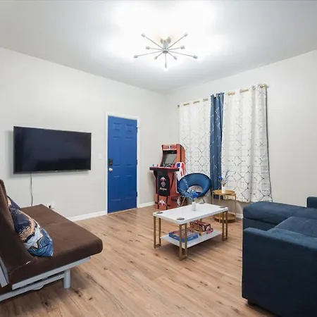 Large 3 Bedroom 12 Minutes To Downtown - Games Apartment Chicago