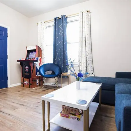 Large 3 Bedroom 12 Minutes To Downtown - Games *