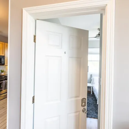 Homestay Kenwood Apartments, Downtown Hyde Park