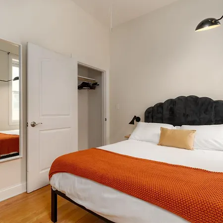 East Village 2br Modern H1 Apartment Chicago