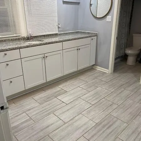 Beautiful 4 Bedroom 2 Bath Home, Peaceful,relaxing * Chicago