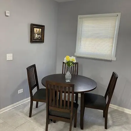 Beautiful 4 Bedroom 2 Bath Home, Peaceful,relaxing * Chicago