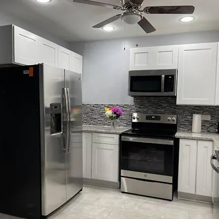 Beautiful 4 Bedroom 2 Bath Home, Peaceful,relaxing Chicago
