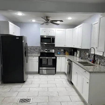 Beautiful 4 Bedroom 2 Bath Home, Peaceful,relaxing *