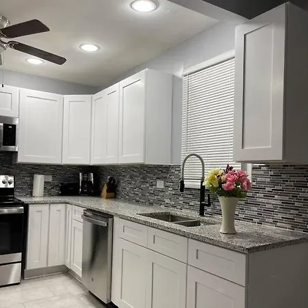 Beautiful 4 Bedroom 2 Bath Home, Peaceful,relaxing * Chicago