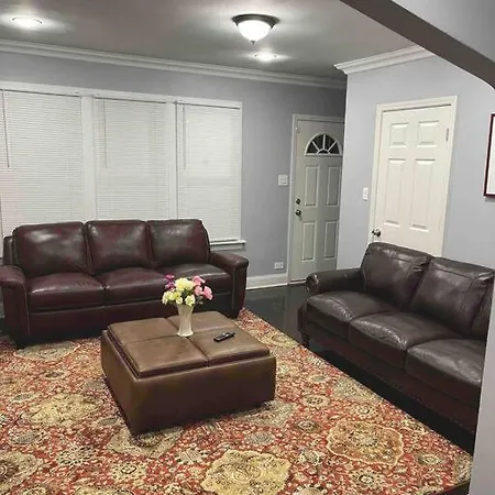 Beautiful 4 Bedroom 2 Bath Home, Peaceful,relaxing * Chicago