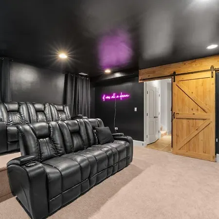 Luxury Retreat With Theater * Chicago