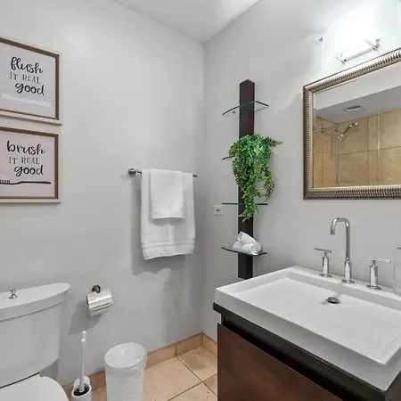 Holiday home Luxury Retreat With Theater Chicago