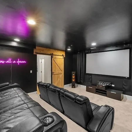 Holiday home Luxury Retreat With Theater Chicago
