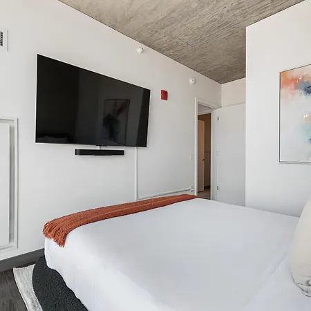 Fulbrix Bright Designer With West Loop Views Apartment