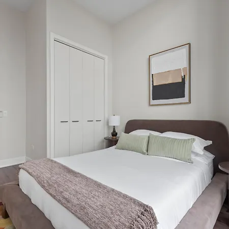 Avra Stylish Prime West Loop Location Near Union Park *