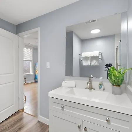 Stylish 2br Urban Retreat In River West Apartment