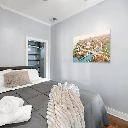Stylish 2br Urban Retreat In River West Apartment Chicago