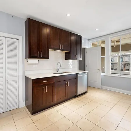 Stylish 2br Urban Retreat In River West Chicago
