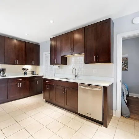 Stylish 2br Urban Retreat In River West Chicago