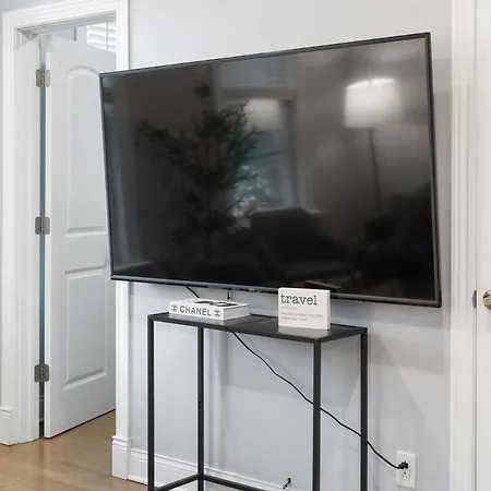 Stylish 2br Urban Retreat In River West Chicago