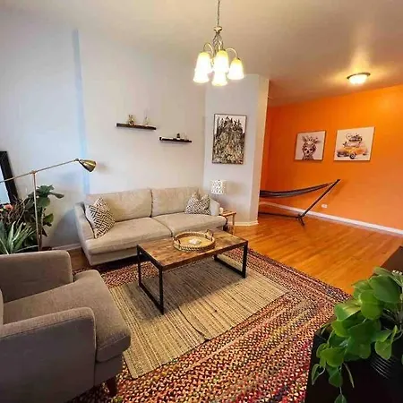7bd 3ba Building Near Uc, Train, Free Parking Holiday home