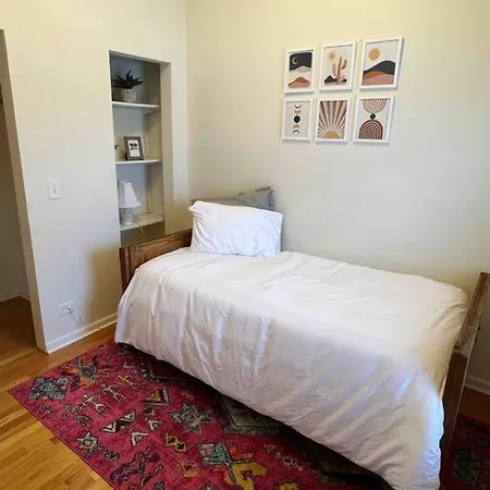 7bd 3ba Building Near Uc, Train, Free Parking Holiday home *