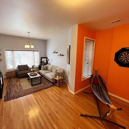 Holiday home 7bd 3ba Building Near Uc, Train, Free Parking