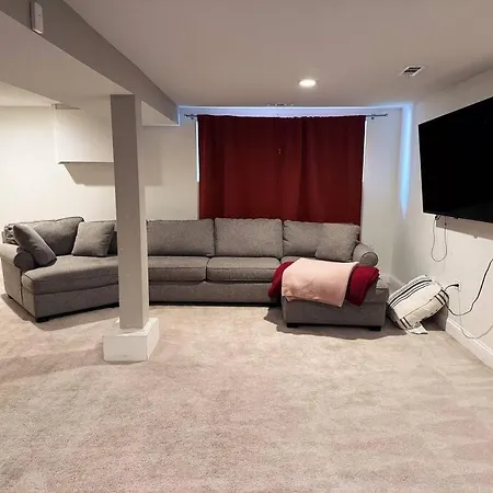 Holiday home 7bd 3ba Building Near Uc, Train, Free Parking