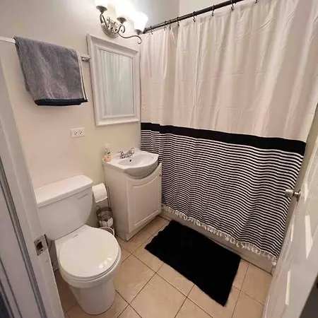 Holiday home 7bd 3ba Building Near Uc, Train, Free Parking Chicago
