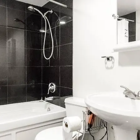 Spacious & Stylish At The Heart Of Wicker Park Apartment