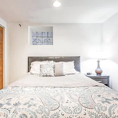 Spacious & Stylish At The Heart Of Wicker Park Apartment *