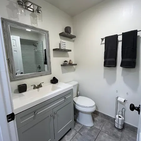 Vibrant W/ Comforting Vibes Apartment *