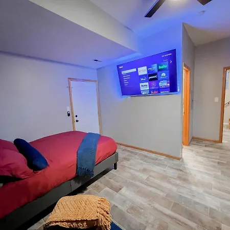 Pool Table, Pingpong, Arcade, 2-car Parking, 3 Floors! Apartment