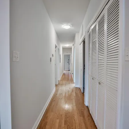 Designer Dreams: A Luxurious Escape W 1 Car Garage Holiday home Chicago