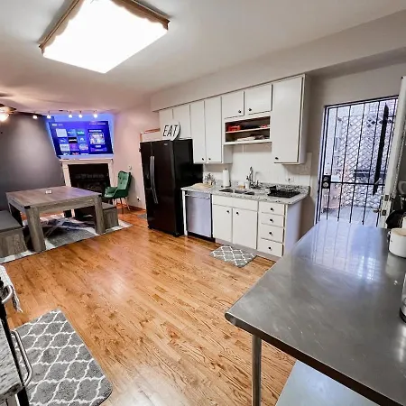 Pool Table, Pingpong, Arcade, 2-car Parking, 3 Floors! Apartment Chicago