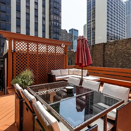 Gold Coast Next To Oak Street Chicago