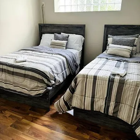 5 Bed 4 Bathroom In 10min Drive From Downtown Apartment *