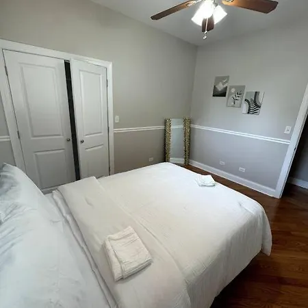 Apartment 5 Bed 4 Bathroom In 10min Drive From Downtown Chicago