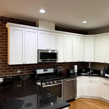 5 Bed 4 Bathroom In 10min Drive From Downtown Chicago